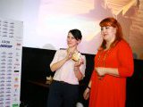 Анна Цуприк (директор LAB-present) вручила кубок победителю в номинации ДЕТСТВО Ольге Фроловой