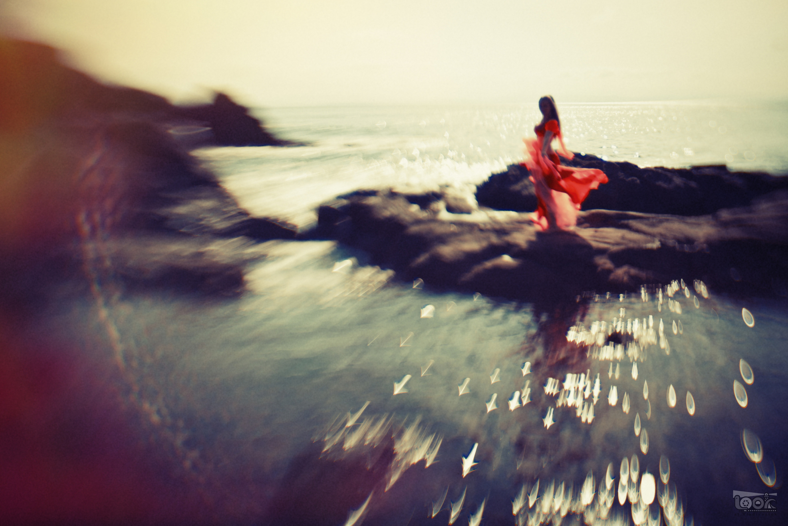 Пляшущие моря. Девушка танцует у моря. Девушка танцует в море с банкой. Танцы у моря khalifa. Девушка Танцующая у моря фото.
